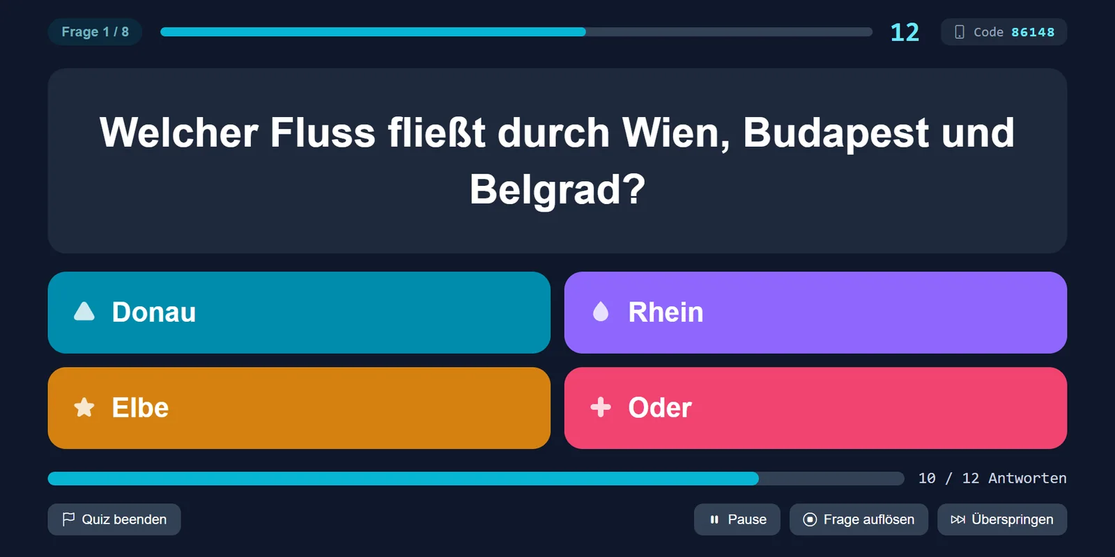 Live-Quiz am Beamer: Frage „Welcher Fluss fließt durch Wien, Budapest und Belgrad?“ mit vier Antworten, 10 von 12 Antworten sind eingegangen